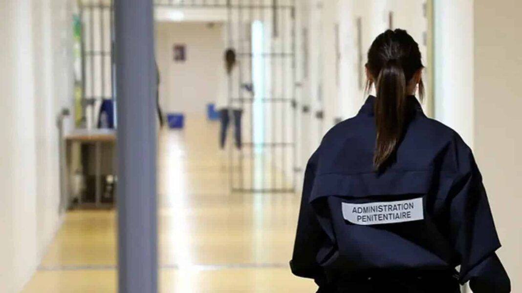 France : un algérien déposé en prison après avoir… Agent pénitentiaire dans un couloir de prison en France.