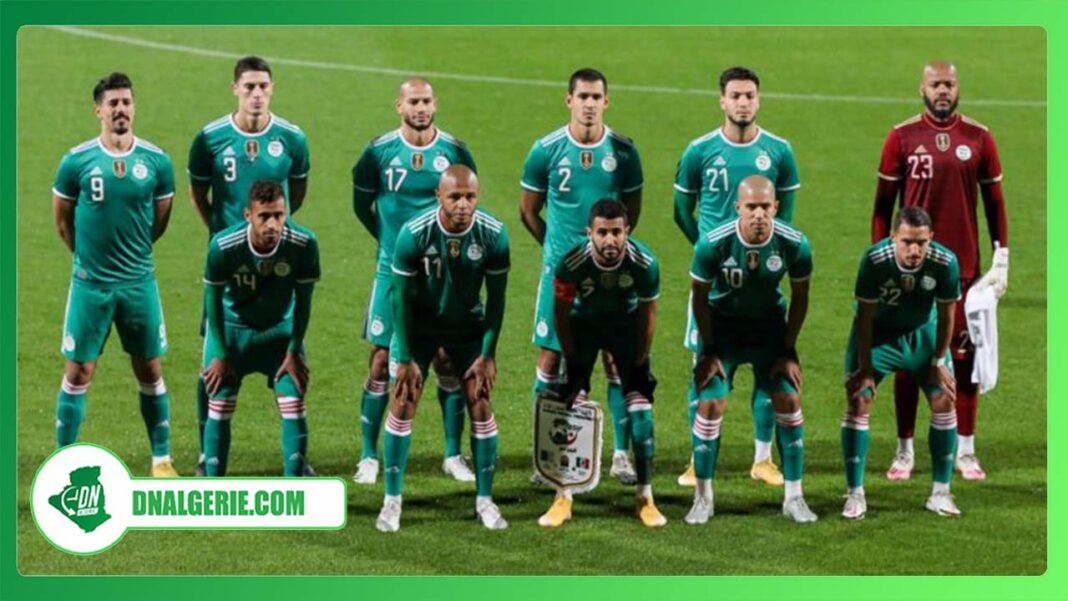 Les joueurs de l'équipe d'Algérie en formation avant un match.