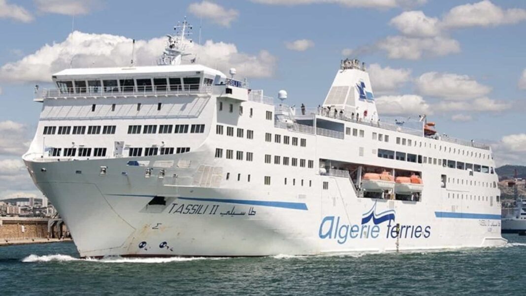Ferry Algérie Ferries naviguant au port avec ciel clair.