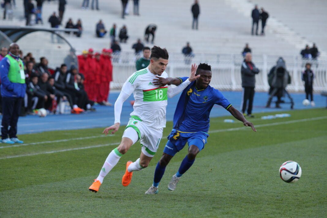Suivez Tanzanie – Algérie en direct ici et commenté Deux joueurs de football en action lors d'un match international.