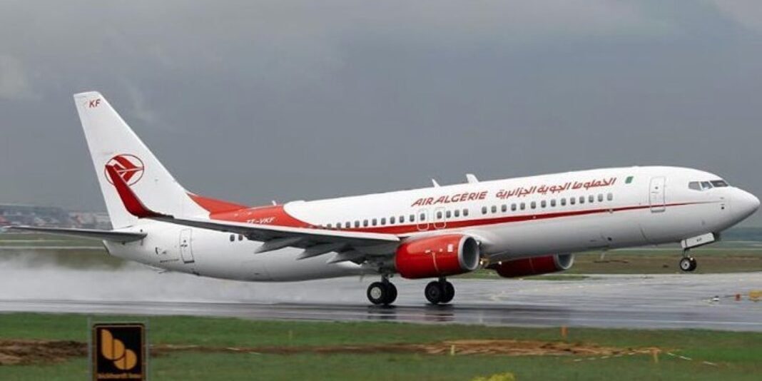 Avion Air Algérie en train d'atterrir sous un ciel nuageux.