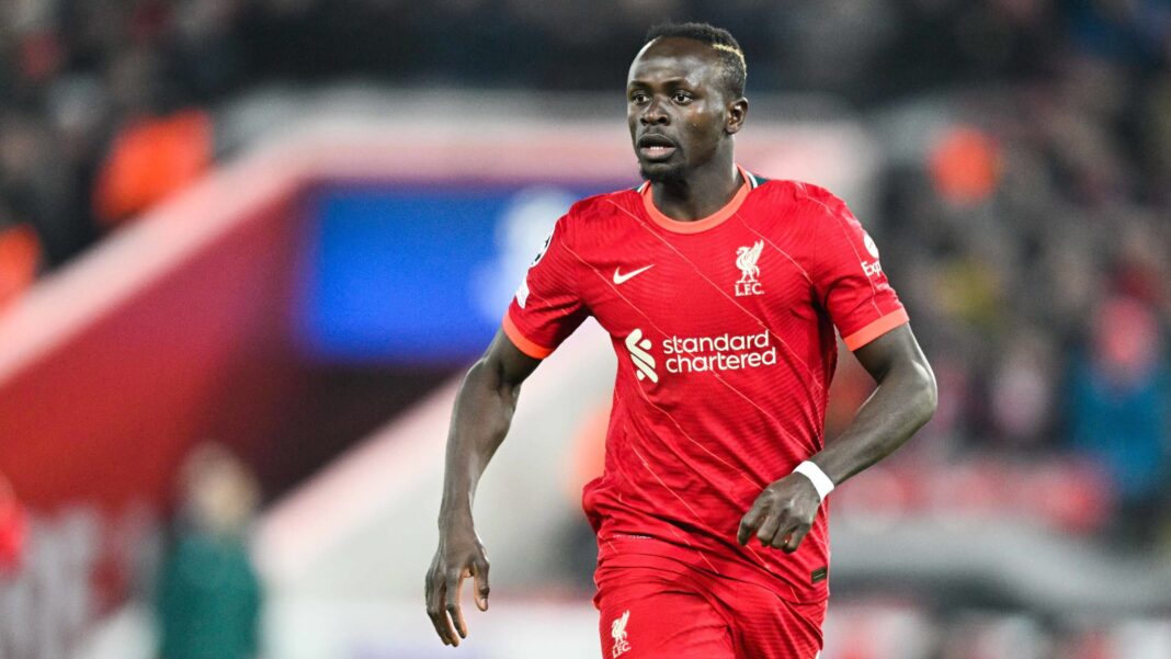 Nouvelles indiscrétions : Enorme pression dans l’affaire Sadio Mané Sadio Mané, joueur de football en maillot rouge, sur le terrain.
