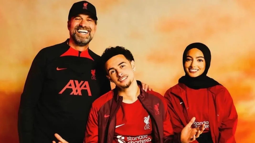 Incroyable : Ce qui lie cette femme yéménite avec l’équipe de Liverpool… Photo de trois personnes, deux hommes et une femme, en vêtements de Liverpool FC.