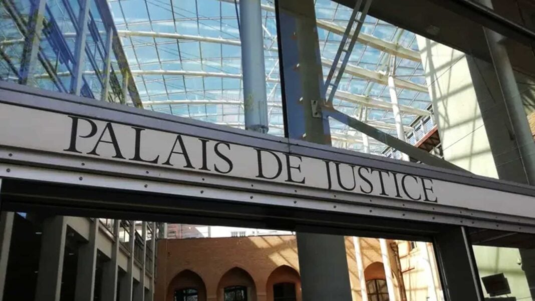 France: deux Algériens et un marocain condamnés à 10 mois de prison ferme Entrée du Palais de Justice avec architecture moderne en verre.