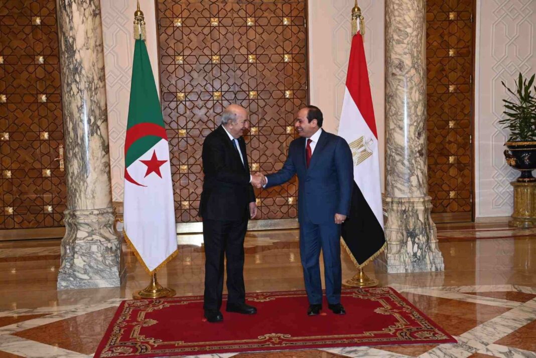 Sommet des leaders du monde: le Président Al-Sissi invite Tebboune Le Président Al-Sissi et Tebboune se serrent la main lors du sommet mondial.