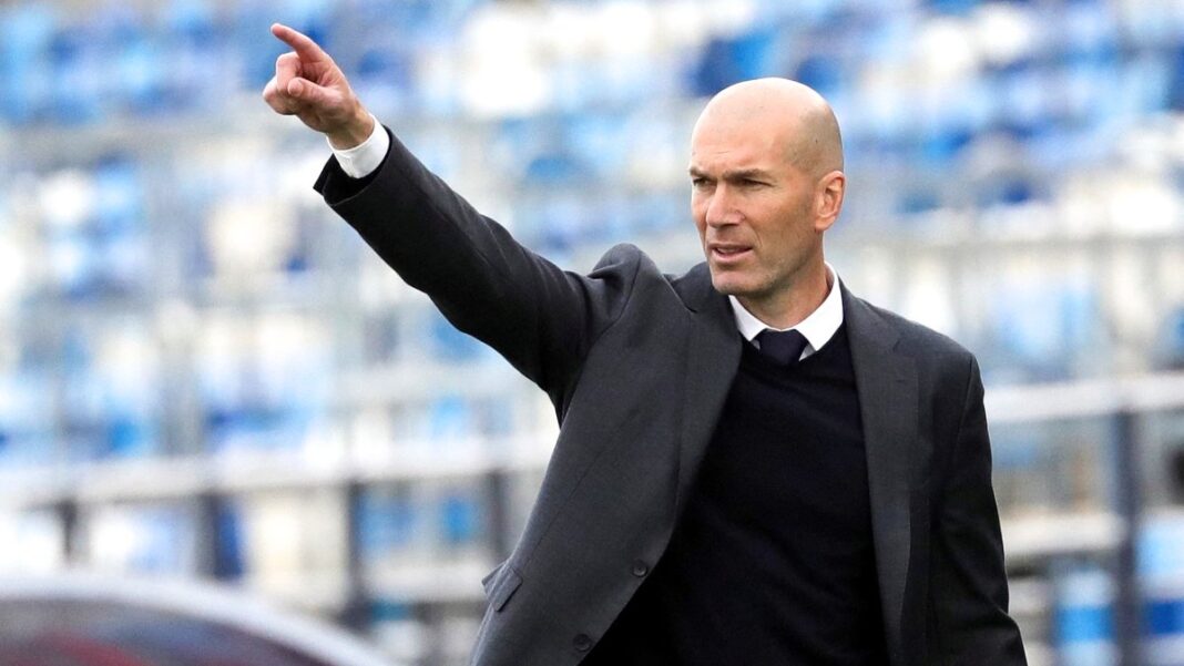 Zidane, le plan en vue pour le Real Madrid Zidane, entraîneur, pointant du doigt lors d'un match de football.