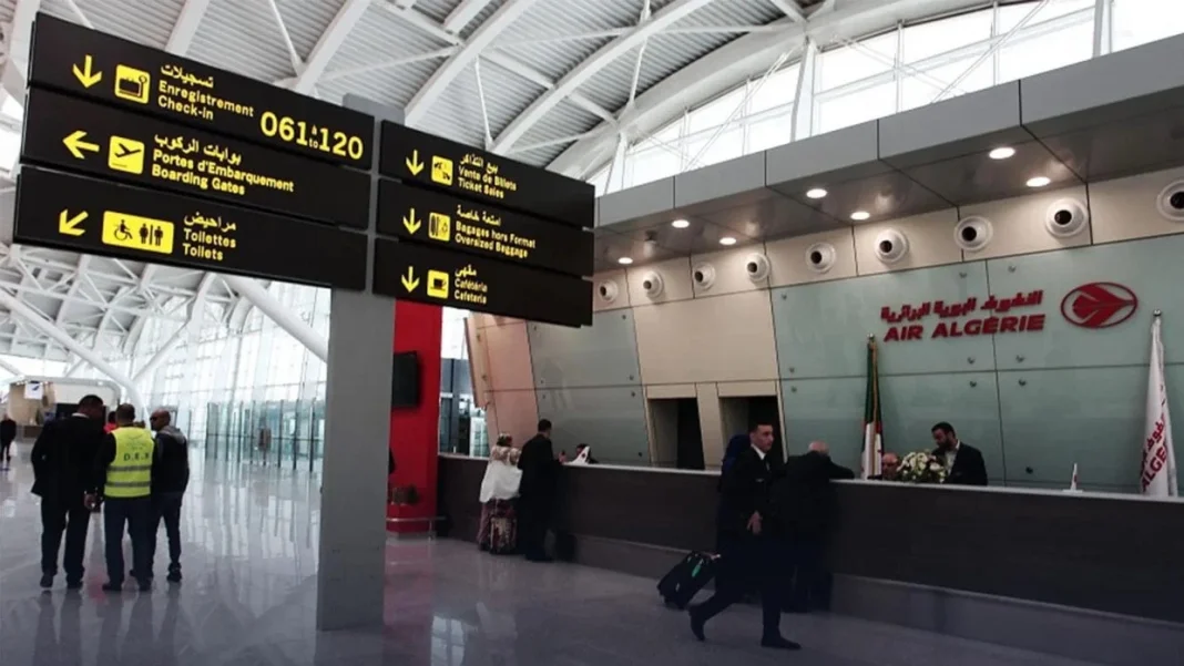 Scandale de corruption à l’aéroport d’Alger: le dossier refait surface Zone d'accueil à l'aéroport d'Alger avec panneaux d'information.