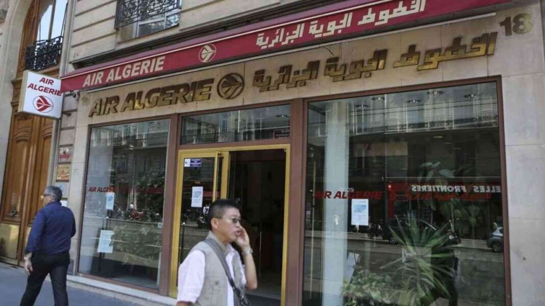 Campagne médiatique: Air Algérie à Paris réagit Agence Air Algérie à Paris, vitrine avec logo et affiches.