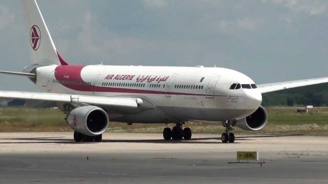 Enquête Air Algérie : 4 suspects arrectés Avion Air Algérie sur la piste de l'aéroport.