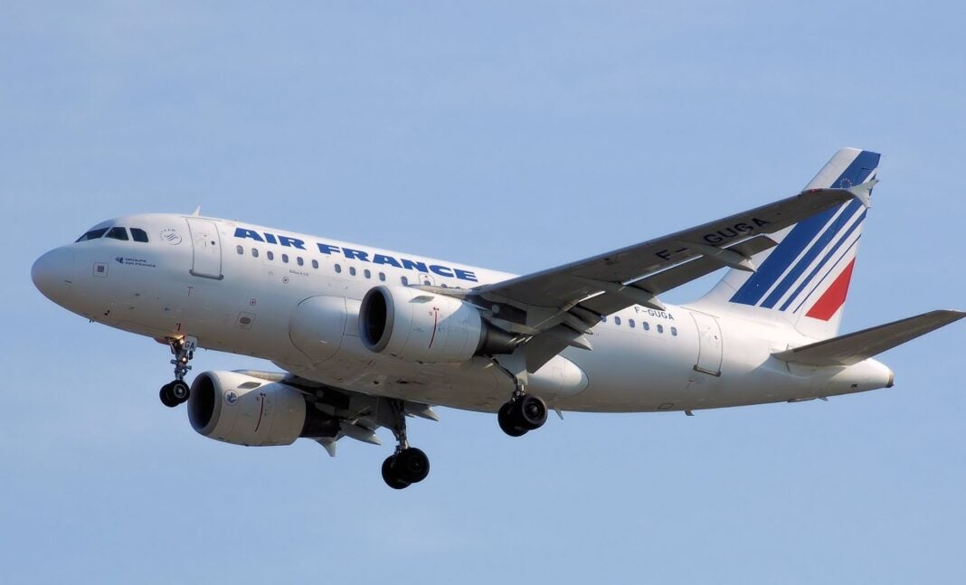 Avion Air France en vol, prêt à atterrir ou décoller vers l'Algérie.
