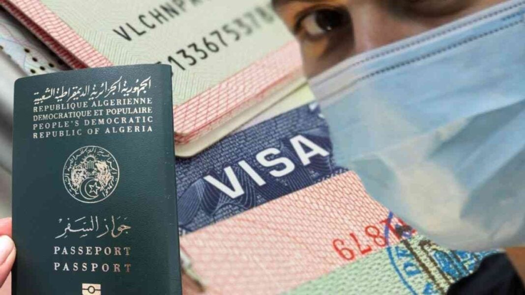 France: Beaucoup de visas refusés aux algériens Passeport, visa et carte d'identité algérienne avec une personne portant un masque.