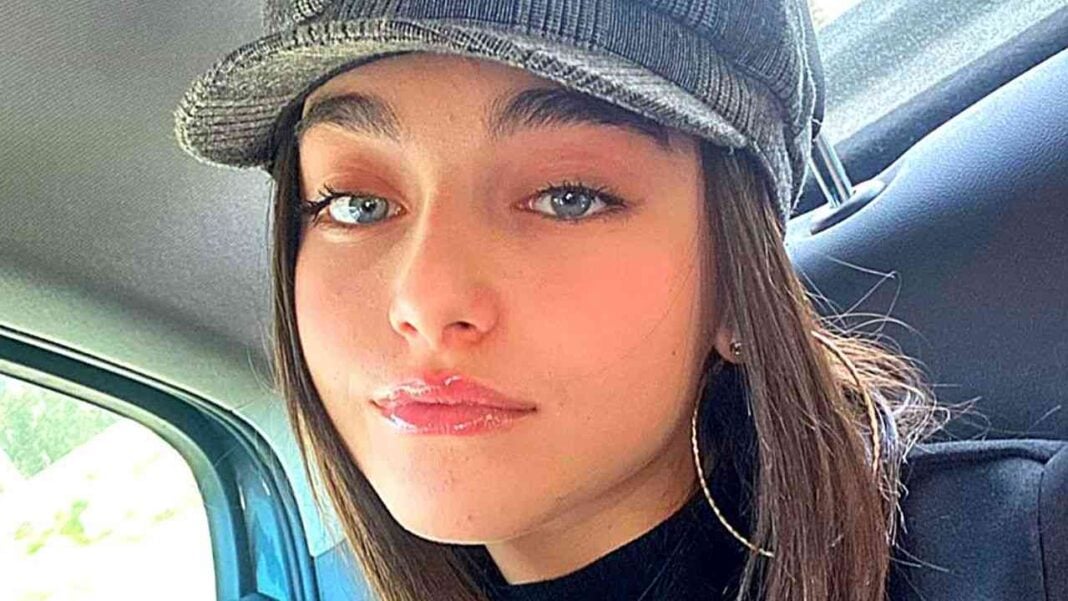 Affaire Future Gate en Algérie : voici la nouvelle date du jugement de Ines Abdelli Jeune femme portant une casquette dans une voiture, regardant l'objectif.