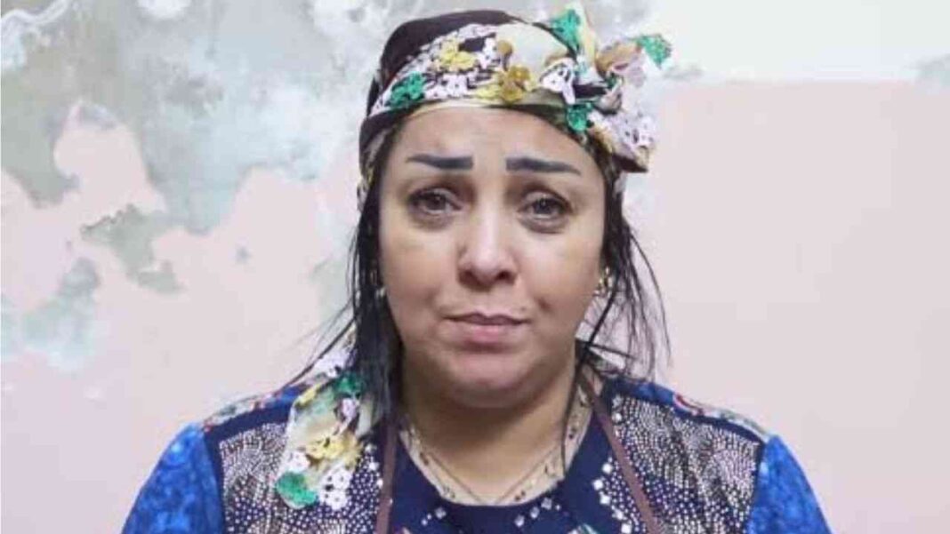 Algérie : Amine Chitana a reçu des menaces Femme avec un visage inquiet et un foulard coloré sur la tête.