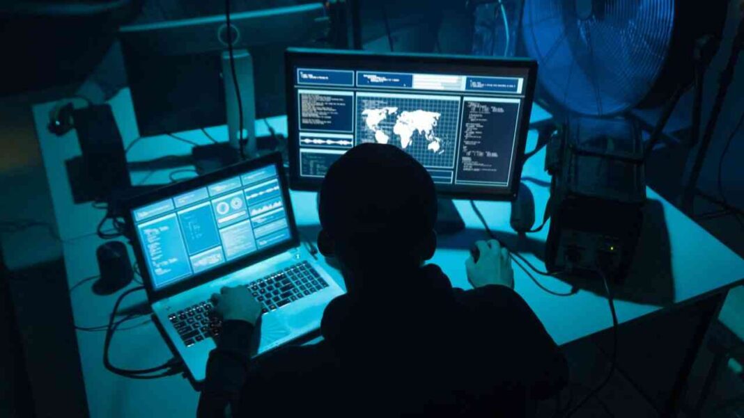 Offres d’emploi: Découvrez la nouvelle technique frauduleuse des arnaqueurs Hacker en action devant plusieurs écrans affichant des données mondiales.