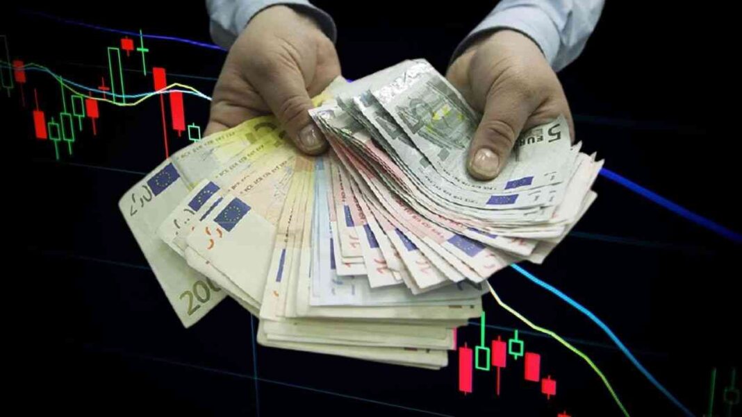 Taux de change marché parallèle et banque : le dollar en baisse face au dinar depuis ce matin Main tenant des billets de banque avec graphique financier en arrière-plan.