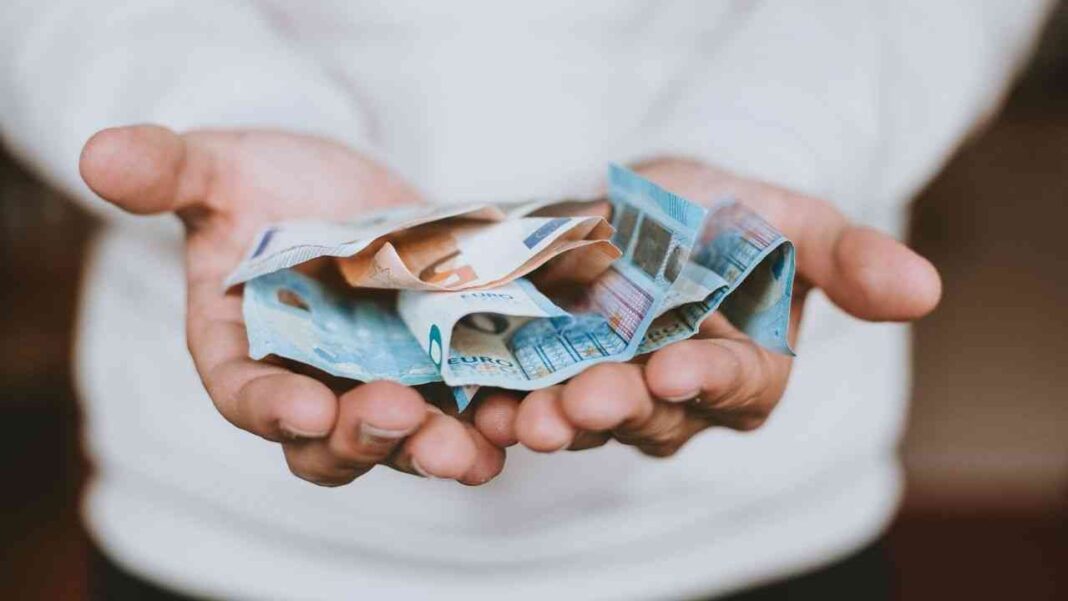 Algérie : voici le taux de change du dinar face à l’euro ce 1er juin (devises) Main tenant des billets de banque en dinar algérien et euro.