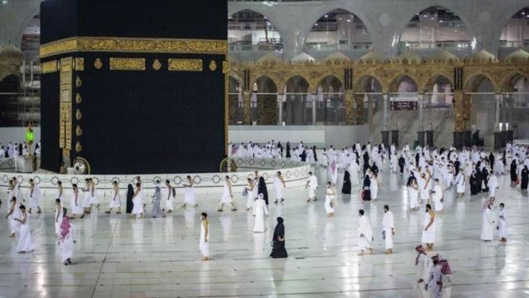 Pèlerins musulmans en prière autour de la Kaaba à La Mecque.