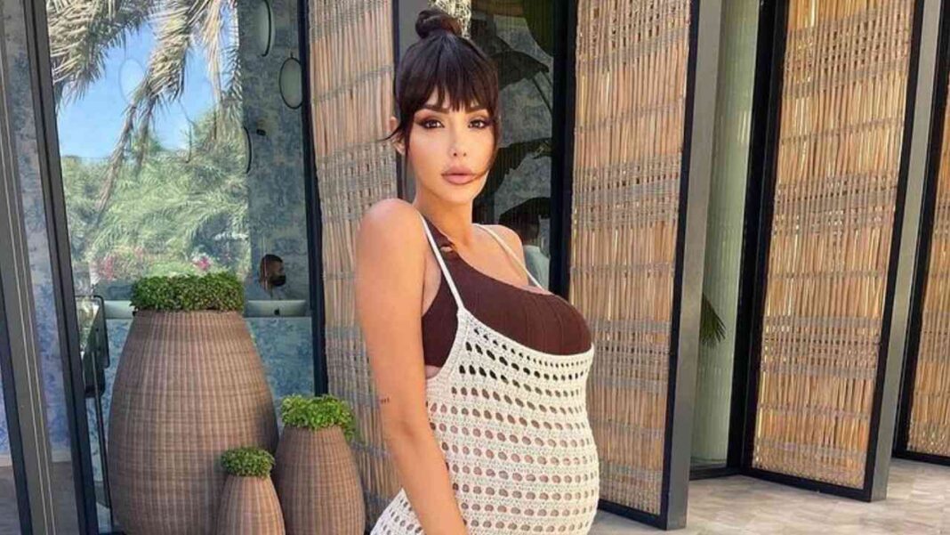 Découvrez en image le nouveau bébé de l’Algérienne Nabilla Benattia Nabilla Benattia montrant son ventre rond avec son bébé.