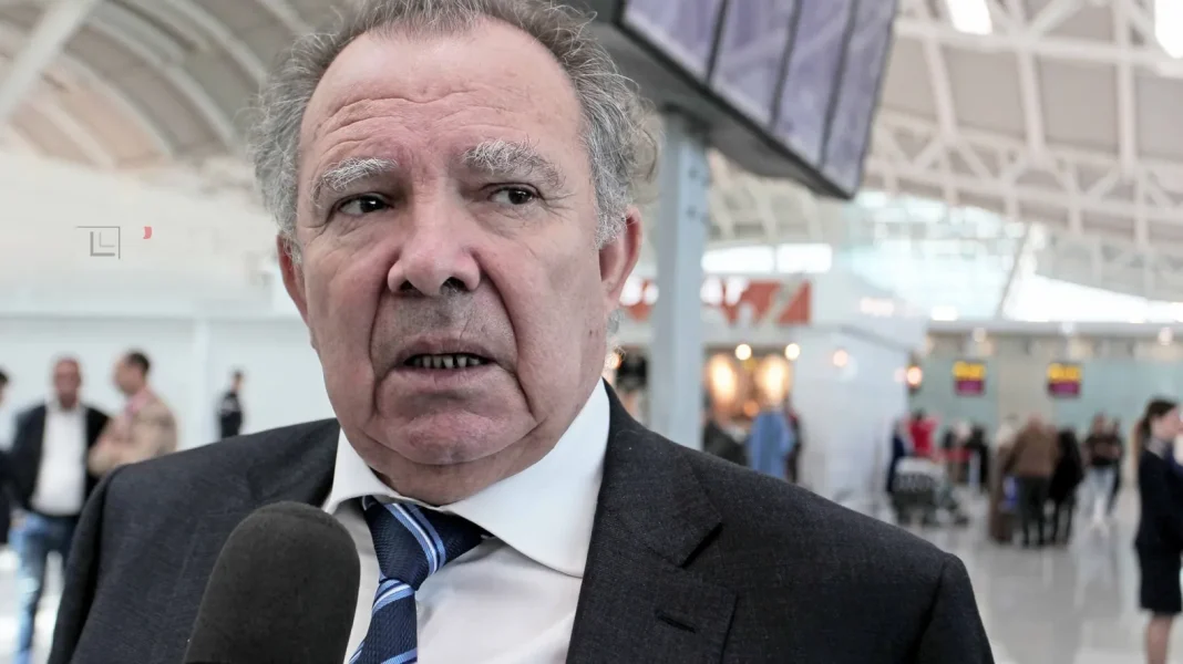 Saisie des biens immeubles et soldes de l’ancien directeur de l’aéroport d’Alger Homme en costume parlant à l'aéroport d'Alger.