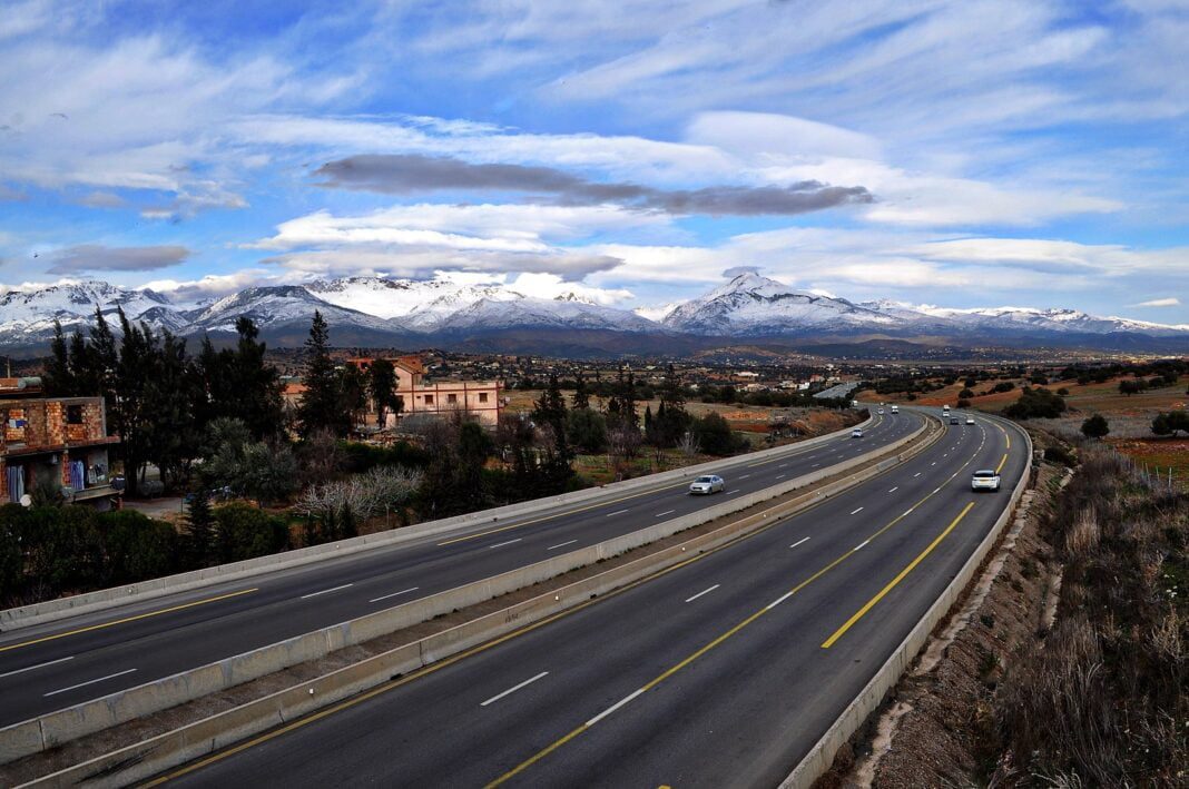 Fermeture d’une partie de l’autoroute à Alger du 1er juillet au 6 juillet 2022 Autoroute à Alger avec montagnes enneigées et ciel nuageux.
