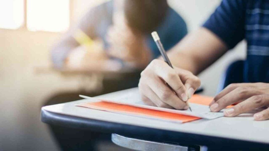 Bac 2022 : plusieurs cas de fraude enregistrés à Djelfa Étudiant en train de remplir une copie d'examen du Bac 2022 à Djelfa.