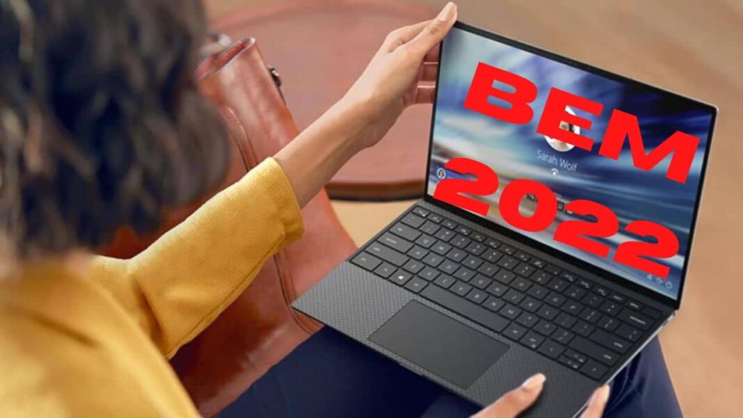 Algérie: découvrez les résultats du BEM 2022 ici Étudiant montrant un ordinateur avec résultats du BEM 2022 en Algérie.