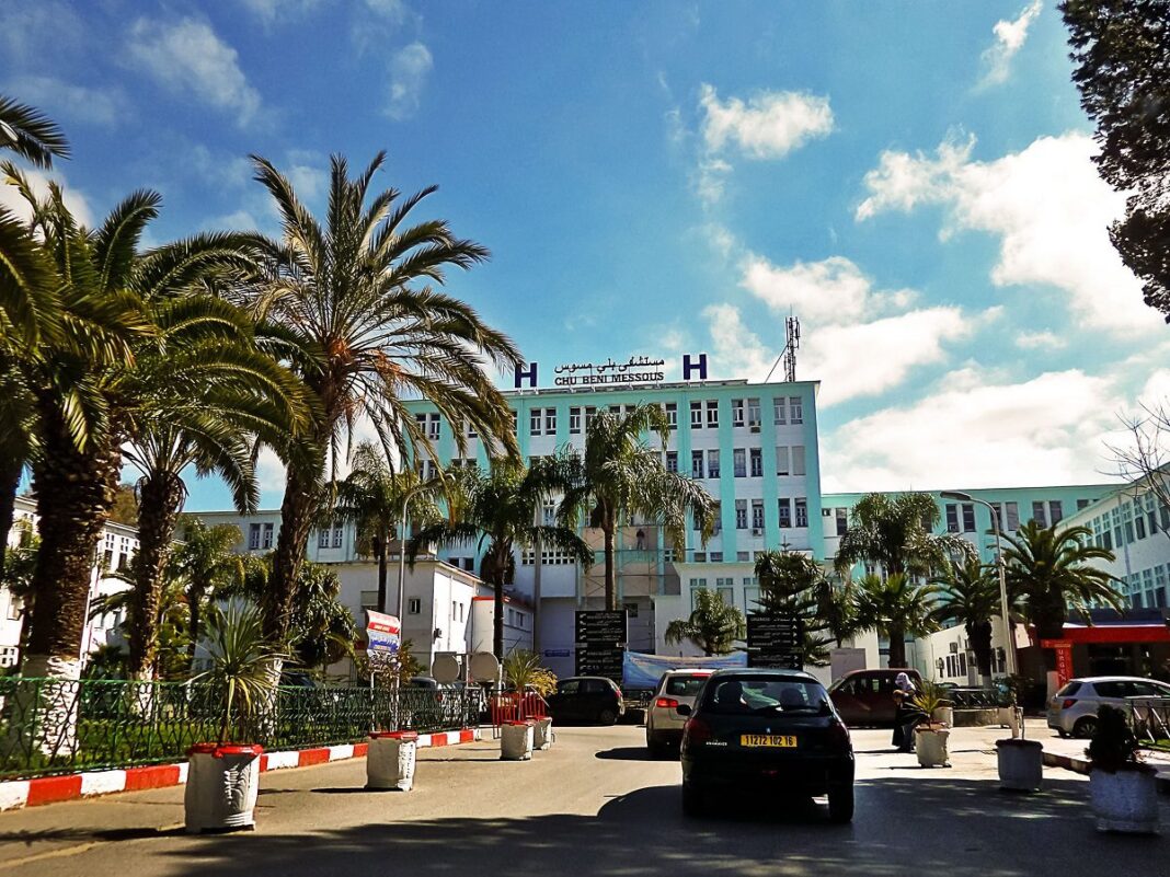 Crime odieux dans un hôpital à Alger: une jeune infirmière assassinée Hôpital d'Alger avec palmiers et stationnement.