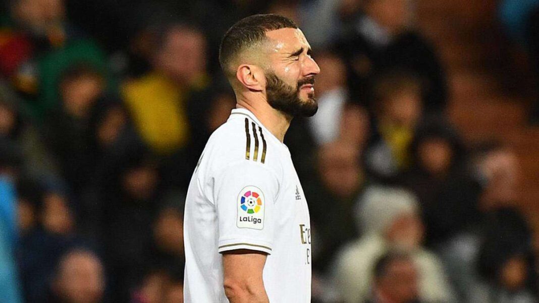 Affaire sextape: Benzema Condamné définitivement à un an de prison avec… Karim Benzema en action sur le terrain de football.
