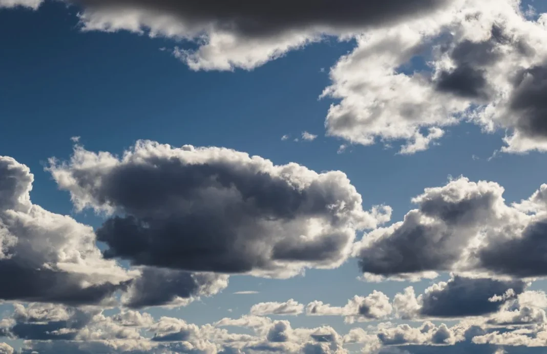 Ciel avec nuages sombres et éclaircies en Algérie.