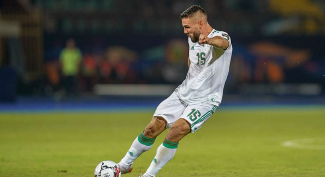Andy Delort en action avec le maillot de l'équipe nationale d'Algérie.