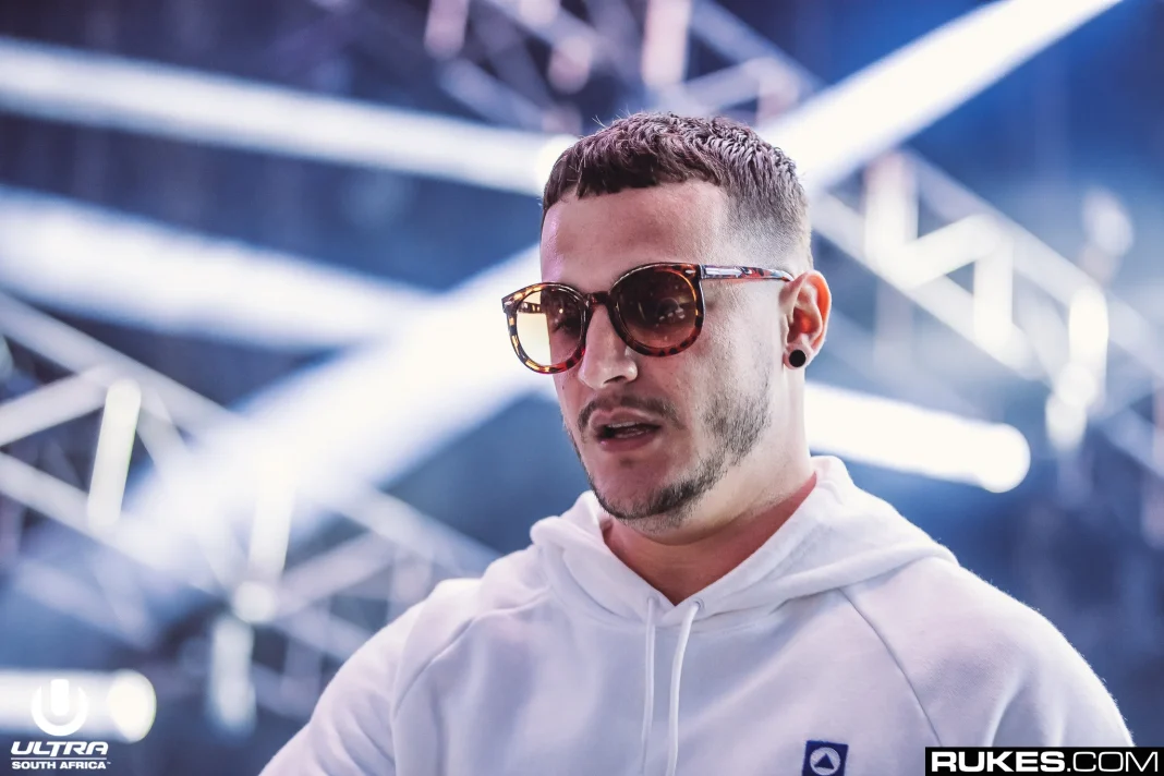 DJ Snake en concert en Algérie DJ Snake portant des lunettes de soleil lors d'un concert en Algérie.