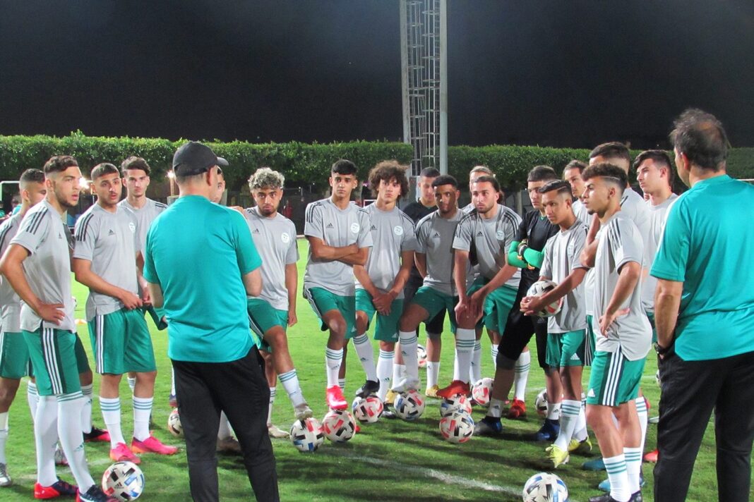 Décès d’un joueur de l’équipe nationale locale après avoir joué et marqué contre la RDC Jeunes joueurs de football lors d'une séance d'entraînement nocturne.