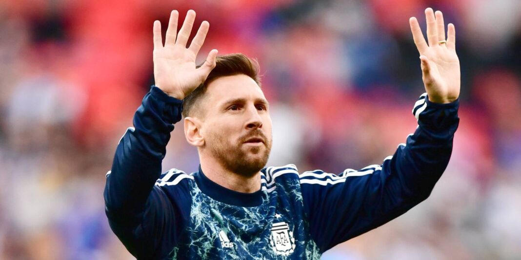 Lionel Messi bientôt acteur de cinéma ! Lionel Messi saluant le public lors d'un match de football.