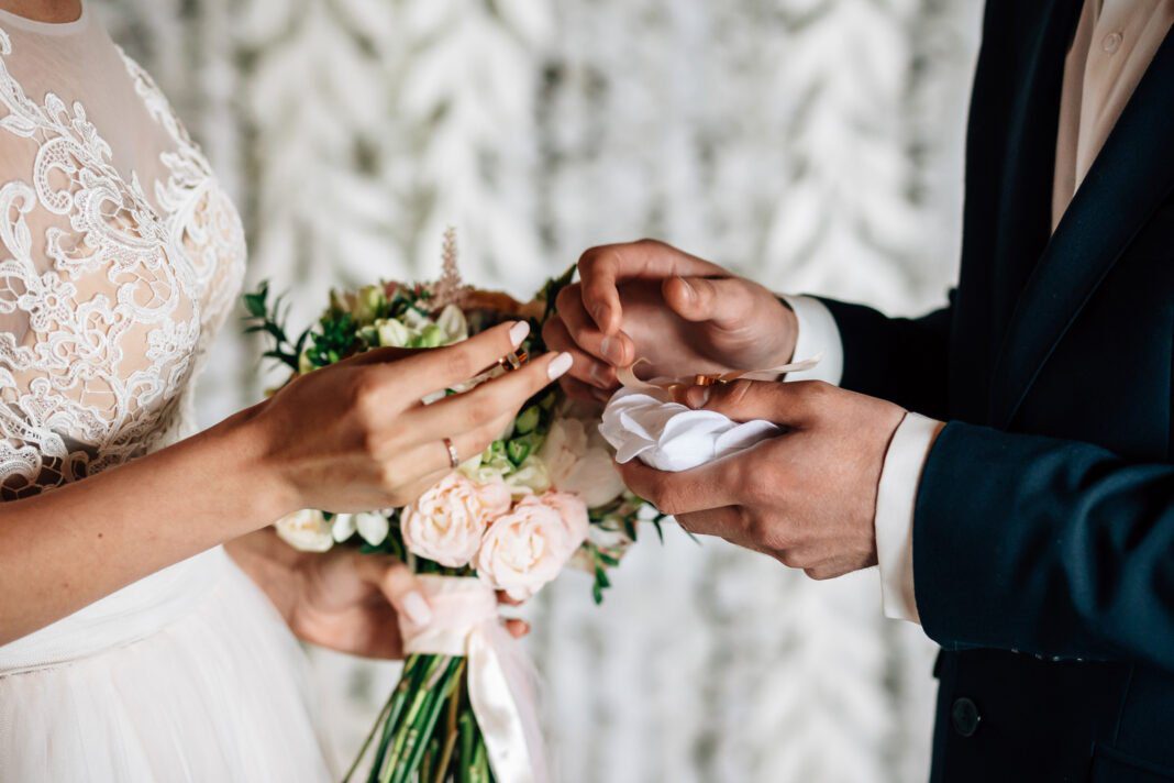 Échange des alliances lors du mariage Cérémonie de mariage avec échange d'alliances entre le couple.
