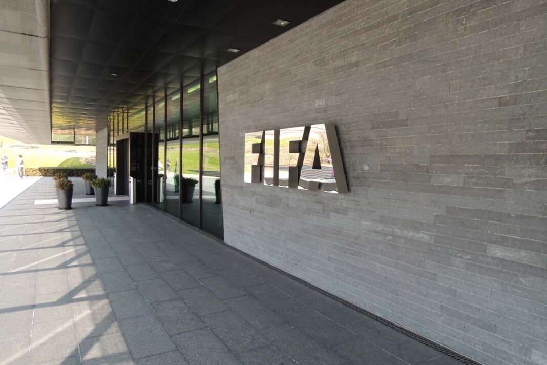 Le tiki-taka « une marque algérienne », selon la FIFA Façade moderne avec logo FIFA en gros caractères métalliques.