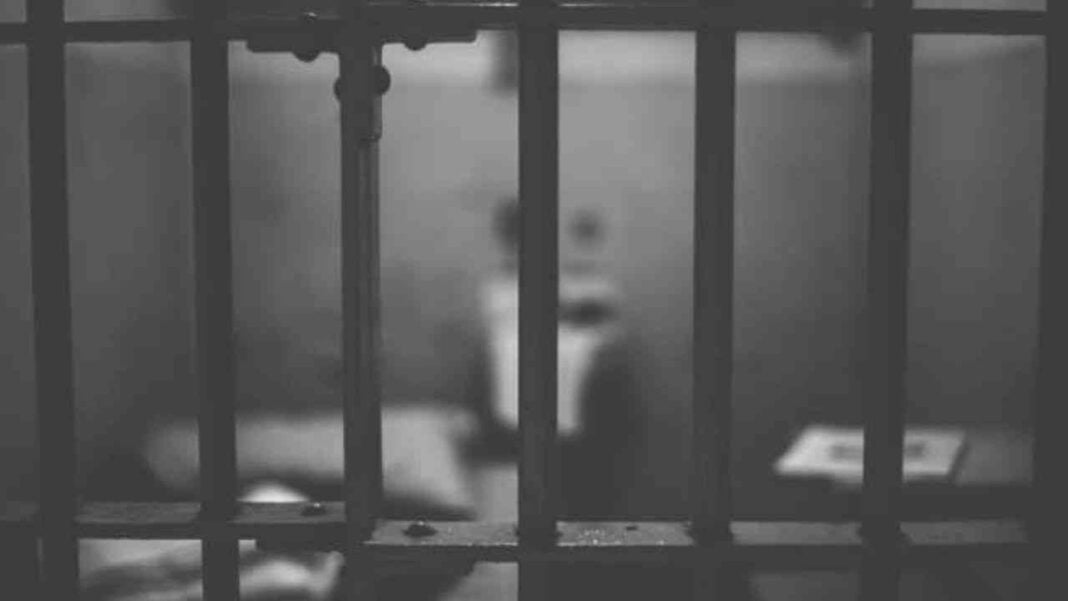 France: Encore un sans-papier algérien en prison Cellule de prison avec barreaux en France, image en noir et blanc.