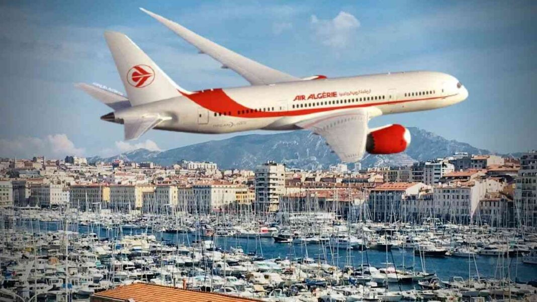 Avion Air Algérie survole la ville avec port de plaisance en dessous.