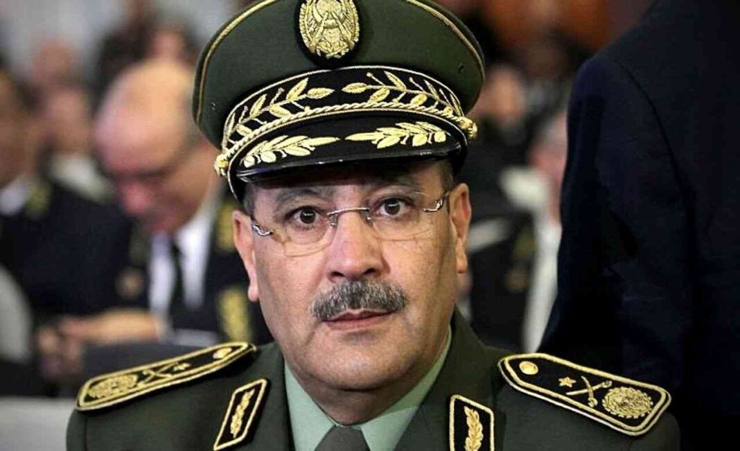 Après sa Condamnation à la perpétuité, l’ex général Belkesir tente d’empêcher la saisie de ses biens Homme en uniforme militaire avec chapeau et lunettes, portrait sérieux.