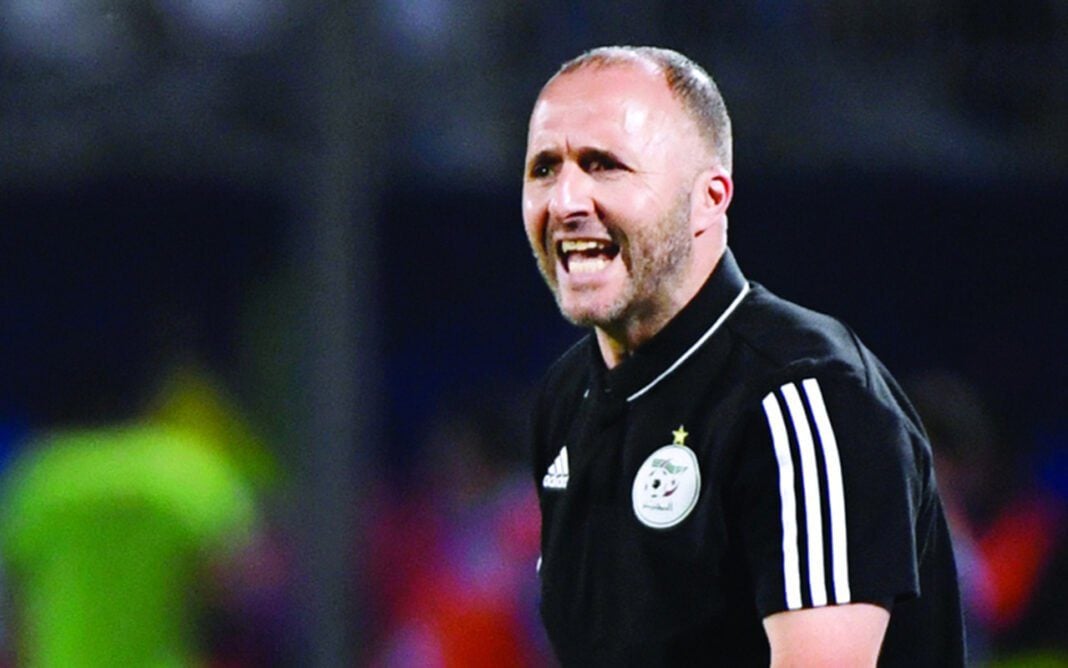 Belmadi, entraîneur de l'équipe nationale, en pleine action sur le terrain.