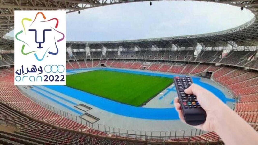 Stade vide avec une personne tenant une télécommande.