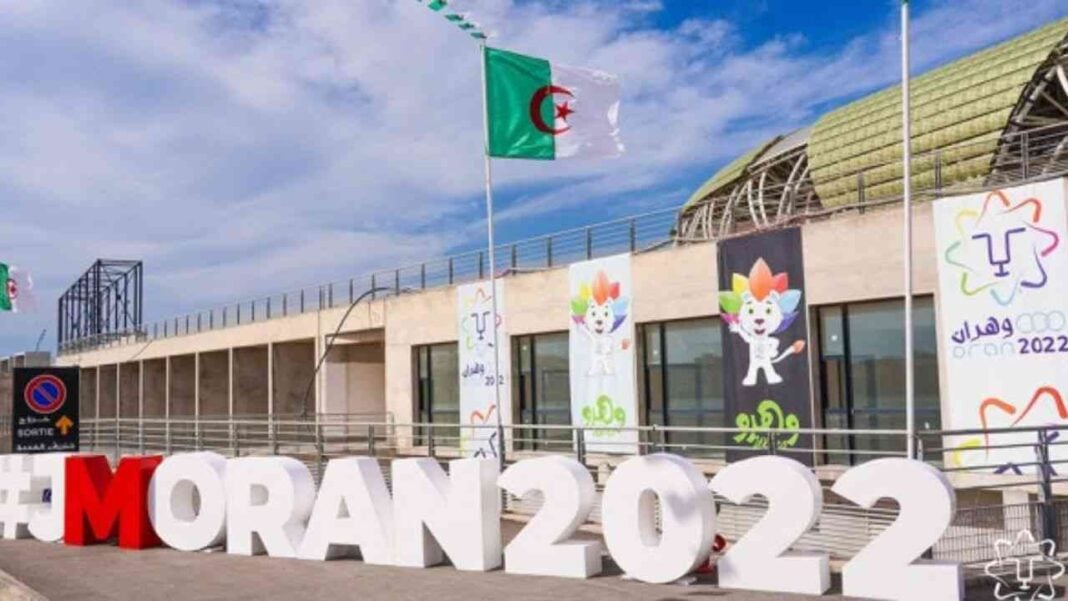 Jeux Méditerranéens 2022 au Maroc Drapeau algérien flottant lors des Jeux Méditerranéens 2022 au Maroc.