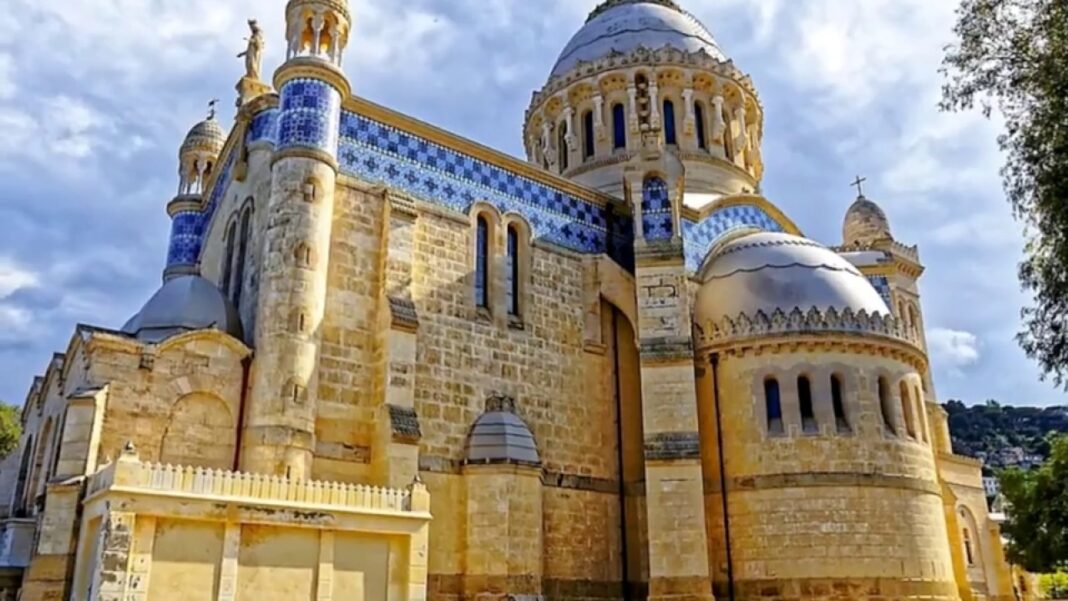 Algérie : Notre-Dame d’Afrique a 150 ans Vue de la basilique Notre-Dame d'Afrique à Alger, site historique emblématique.