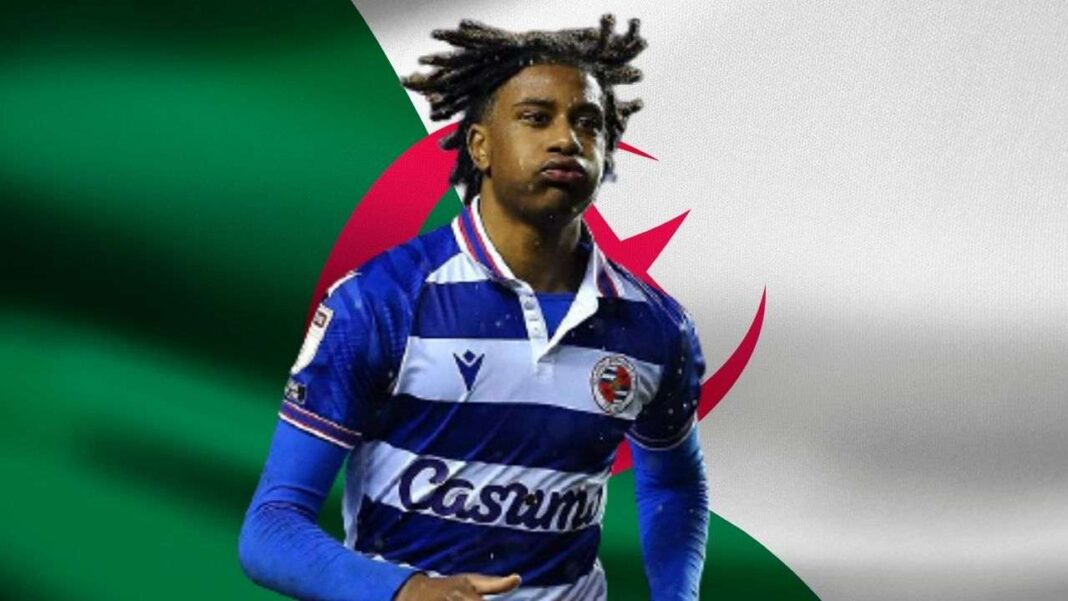 Michael Olise portera t-il le maillot des fennecs d’Algérie? Michael Olise portant un maillot de football avec le drapeau algérien en arrière-plan.