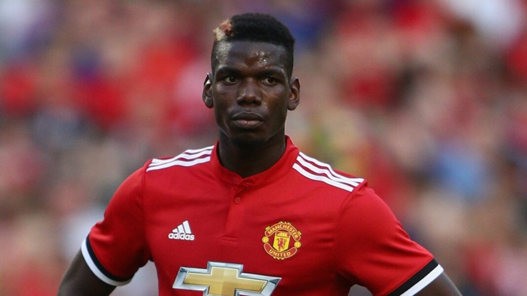Paul Pogba en action lors d'un match Paul Pogba portant le maillot de Manchester United sur le terrain.