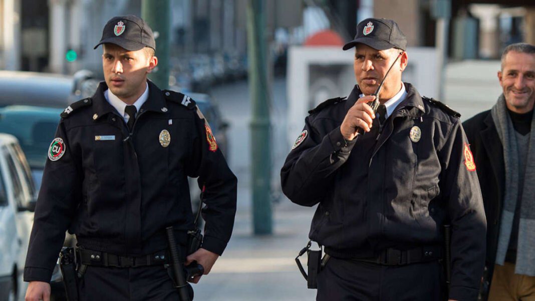 Policiers en uniforme lors d'une opération au Maroc.