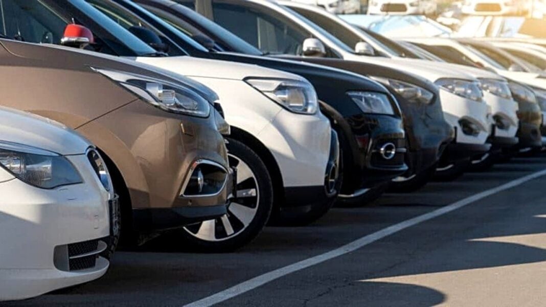 Algerie : Facilités pour les voitures de moins de 3 ans Ligne de voitures modernes garées dans un parking en plein jour.