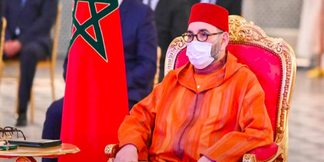 Maroc: le roi Mohamed VI déclaré positif au covid-19 Le roi Mohamed VI portant un masque lors d'une réunion officielle.