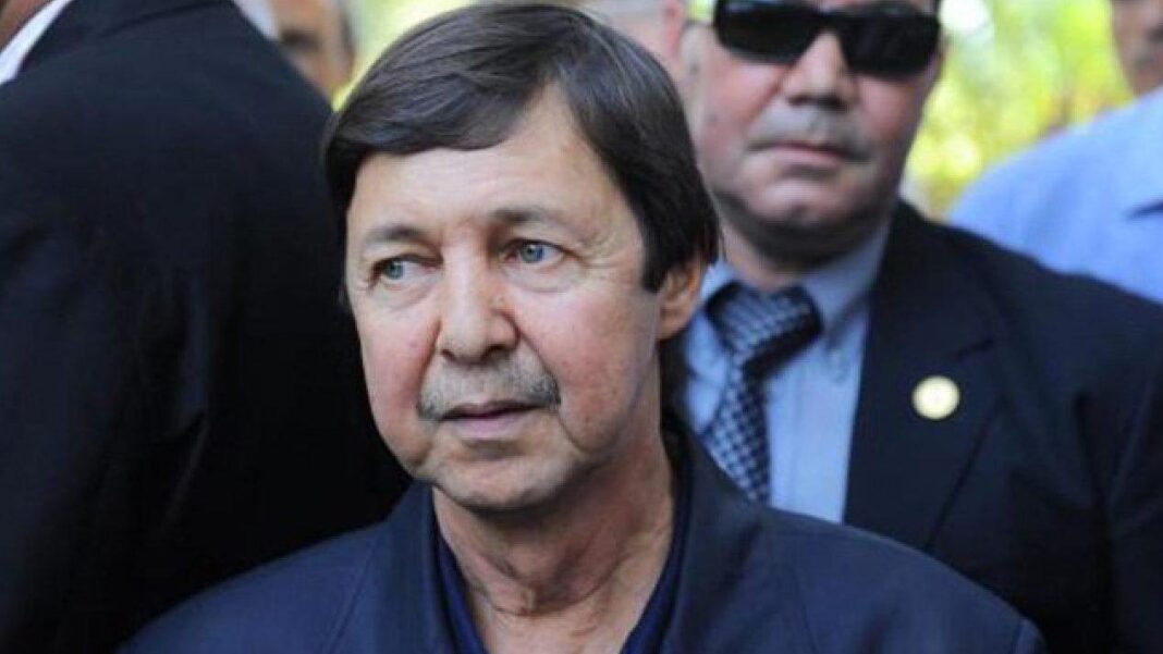 Said Bouteflika, vient d’être à nouveau condamné à huit ans de prison Said Bouteflika entouré de personnes lors d'une sortie publique.