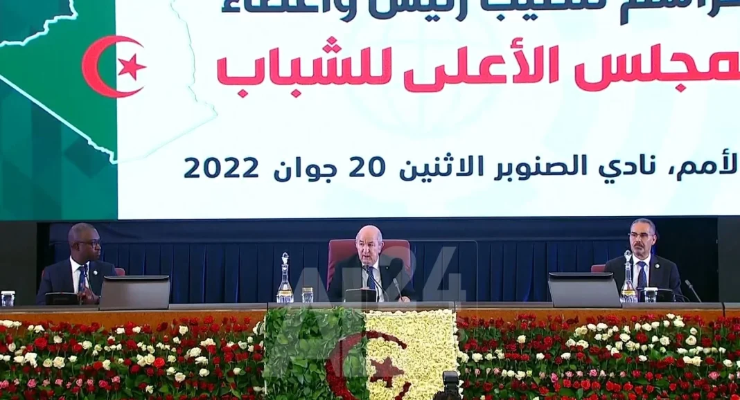 Tebboune s'adresse à la jeunesse algérienne Tebboune lors d'une conférence avec des jeunes en Algérie.