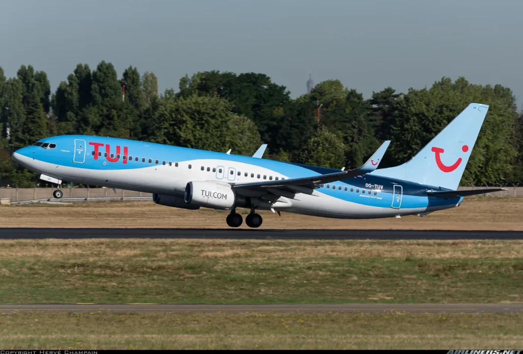 La compagnie aérienne TUI Fly a t’elle manqué de respect à une famille Algérienne? Avion TUI Fly en phase d'atterrissage sur la piste d'aéroport.